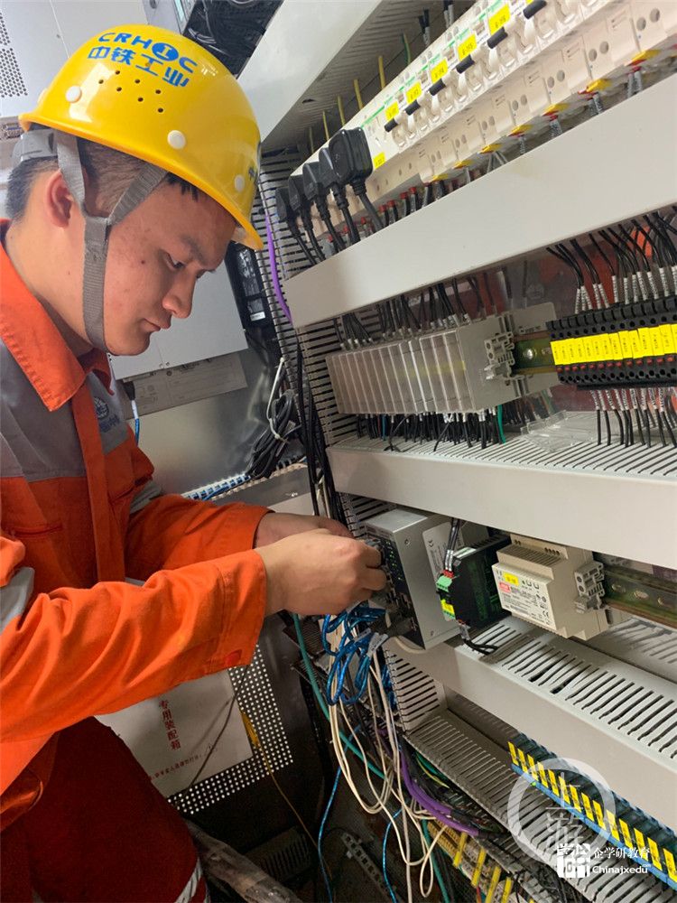 畢業后他成為了一名“盾構衛士”